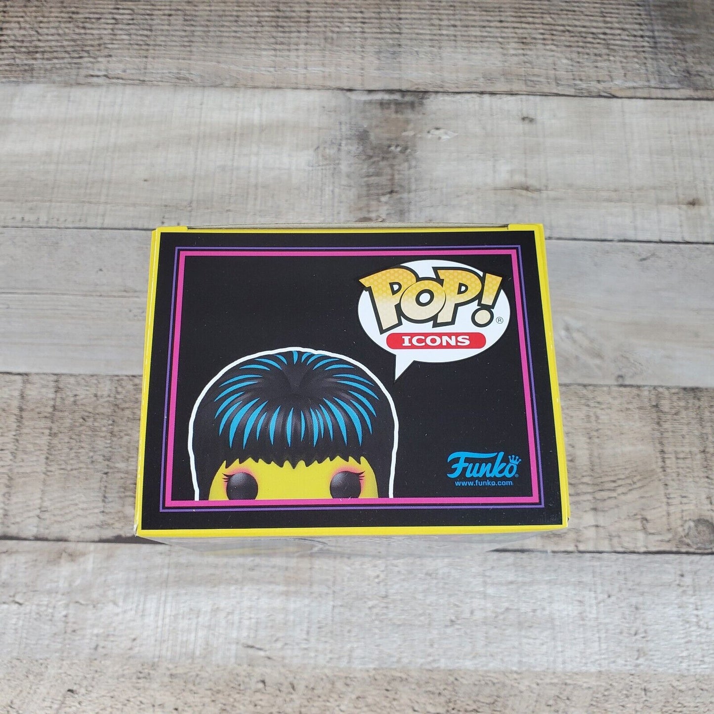 Funko POP 68 Elvira Black Light Glow 40 Years