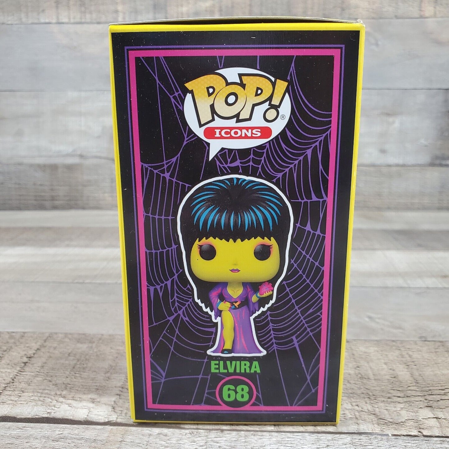 Funko POP 68 Elvira Black Light Glow 40 Years
